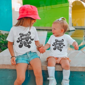 Syskon Vit T-shirt Mockup Modeller | Rabbit Skins 3321 Småbarn Baby Flicka Syster Grupp Familj Två Personer Vän Barn Tom T-shirt Mockup
