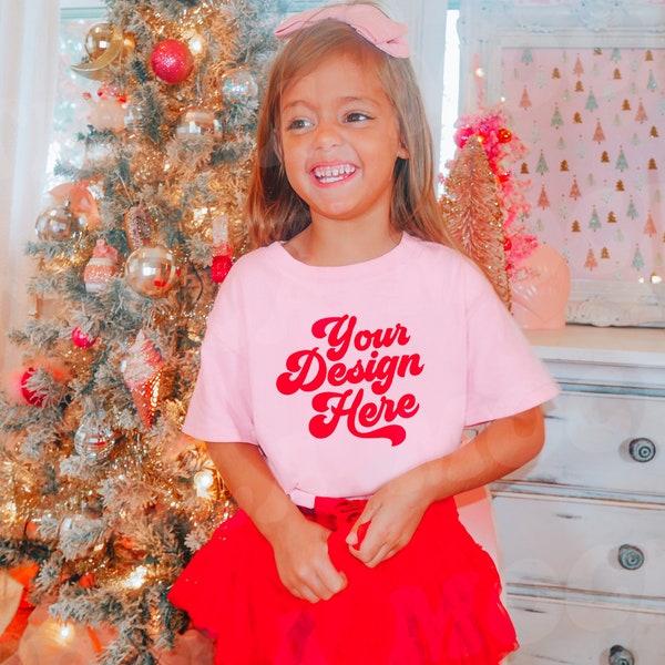 Bella Canvas 3001T Kleinkind Rosa T-Shirt Weihnachten Mockup Modell | Kinder im Freien Winter-T-Shirt Grafik SVG Baby Mädchen Mock-up Boho Urlaub