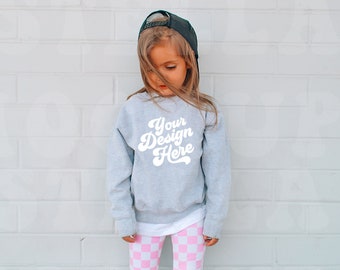 Dziecięca bluza z okrągłym dekoltem 3317 Rabbit Skins Heather Gray Crewneck Model makiety | Dziecięcy szary sweterek Mock up | Boho Outdoor Baby Girl Sweter