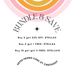 Puede incluir: Un gr&aacute;fico con un arco&iacute;ris y el texto "BUNDLE & SAVE" en negro. El texto debajo del arco dice "Buy 3 get 25% Off: STELLA3", "Buy 4 get 1 FREE: STELLA4", y "Buy 10 get get 3 FREE: STELLA10". El texto en la parte inferior dice "ENTER PROMO CODE AT CHECKOUT".
