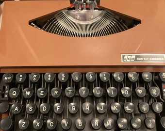 Vintage Smith Corona Super portable typewriter Design by Ghia