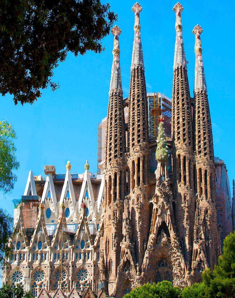 Гауди барселона собор саграда фамилия. Саграда фамилия в барселоне. Собор саграда фамилия 2022. Саграда годы. Собор гауди в барселоне.