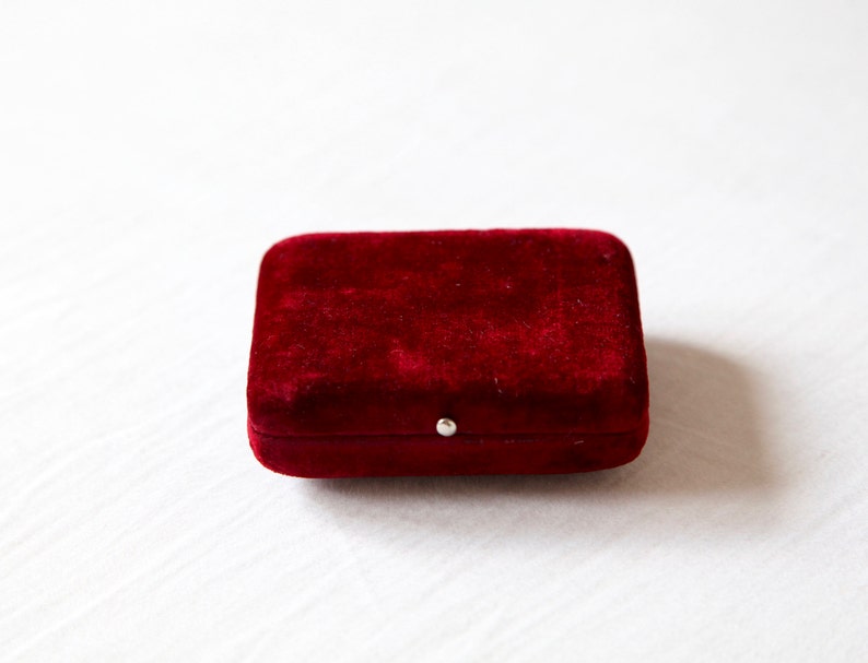 Vintage Jewelry Display Red Velvet Pendant Box Antique Velvet Brooch Box FREE SHIP WORLDWIDE