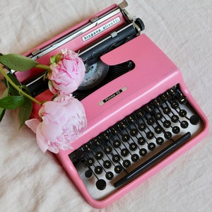 Olivetti Pluma Lettera 22 Vintage Pink Typewriter in Working Condition (requires typewriter Ribbon) Including Original Case