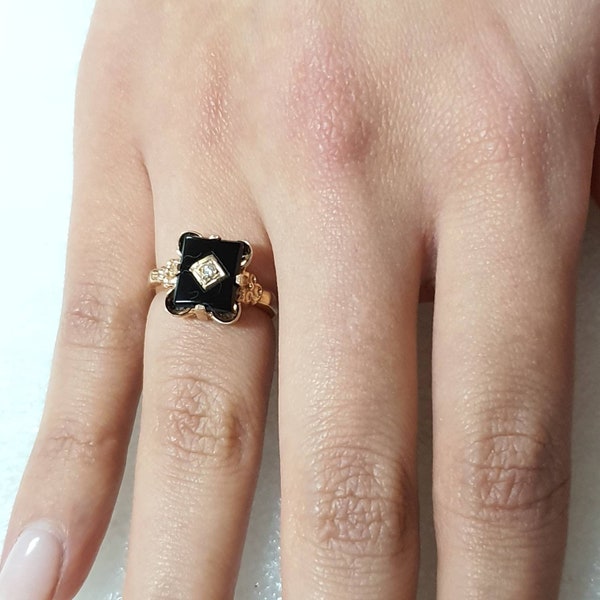 Onyx ring with diamond- antique feel onyx ring in pink gold with centre diamond_10 carat pink ring with onyx and diamond