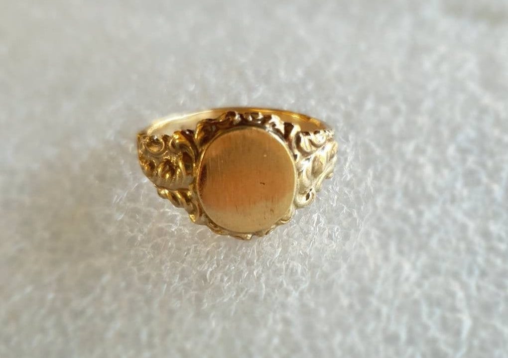 Vintage English 9k Gold Shield Signet Ring