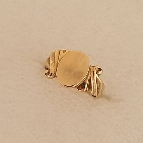 Signet with side scrolls, solid gold signet, 9 carat yellow gold signet, unisex signet, oval faced signet ring