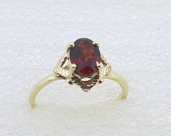 Anillo granate y oro-Anillo oro con granate-Anillo muy bonito granate-Anillo oro amarillo y granate