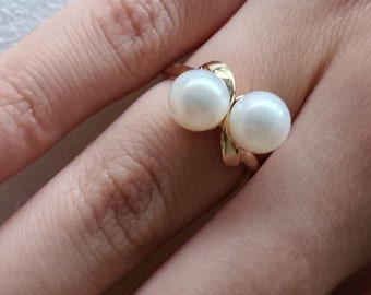 Pearl ring, pearl and gold ring, gold ring with twin pearls, cultured pearls and gold ring, white pearls and gold ring