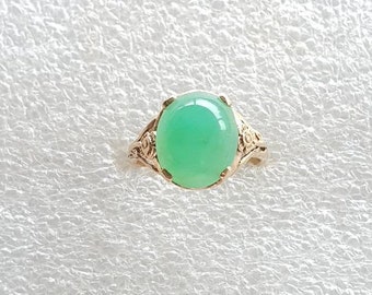 Chrysoprase ring, Chrysoprase cabochon ring, green Chrysoprase cabochon ring, Chrysoprase and 10 carat yellow gold