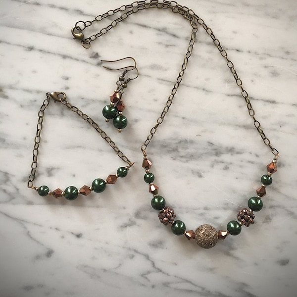 Ensemble collier couleur automne. Collier perlé brun vert beige taupe. Collier de perles. Collier de perles brun vert.