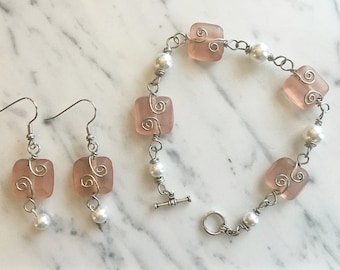 Conjunto de pulseras y pendientes envueltos en alambre rosa rosa