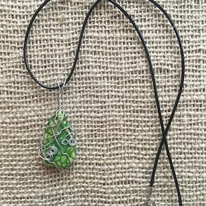 Lentegroene draadwikkelketting. Groene jaspis-draadwikkelketting. Lente groene jaspis hanger. Groene draadwikkelketting. Groene jaspis