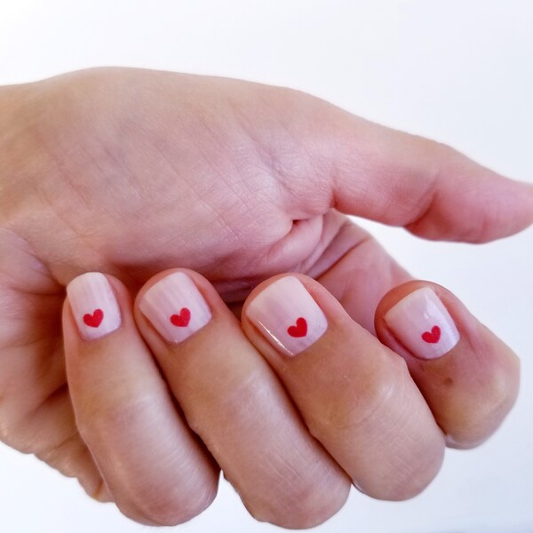 mini coeurs rouge nail art / autocollants à l'eau de coeurs rouges pour manucure / tatouage ongle coeur rouge