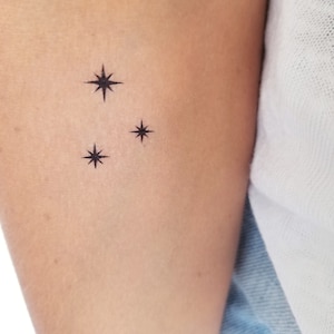 temporäres Tattoo mit kleinen Sternen oder Glitzer