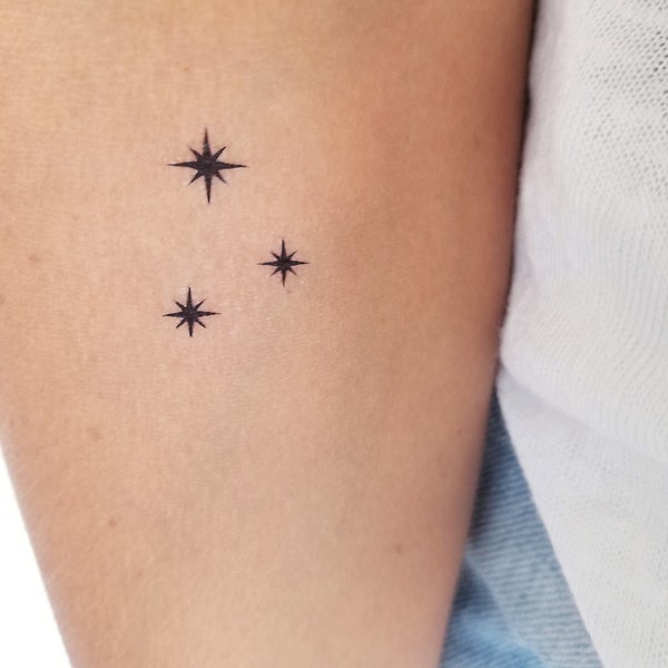 tatouage temporaire de petites étoiles ou étincelles