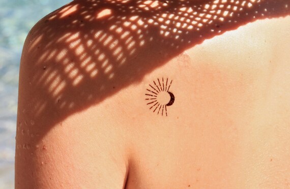 4 Lune Et Soleil Minimalistes En Tatouage Temporaire Petit Tatouage Temporaire Cool Dun Soleil Avec La Lune à Placer Sur Le Bras Le Cou