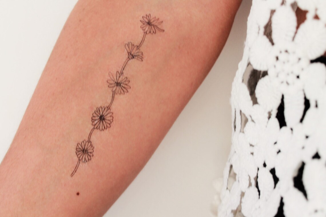 Tatouage Temporaire Réaliste - Grand Motif Rouge (nœud, Cœur, Marguerites) - 20x15 Cm - Delusion Tattoos - Neuf