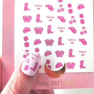 autocollants pour ongle style cowgirl, santiags, chapeau cowboy, dé, cerise, bouche, carte de jeu en rouge et rose