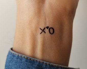 Tatouages temporaires "XO" avec un motif de coeur (set de 8 tatouages). Le symbole "XO" représente l'étreinte chaleureuse d'un baiser