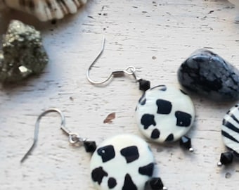 Pendientes con estampado de vaca/granja hechos a mano: pendientes cortos en blanco y negro, pendientes estilo años 80, regalo de menos de 20 dólares para ella, tienda de vendedor australiano.