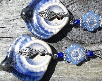 Bailaora de flamenco ~ Pendientes colgantes de cerámica hechos a mano: Pendientes largos bohemios hippies con flores en denim/índigo/azul aciano claro. Tienda con vendedor australiano.