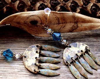 Pendientes de araña tribales de latón patinado OOAK hechos a mano: pendientes hippies bohemios largos con cristales Swarovski y circonita azul, tienda de vendedor australiano.