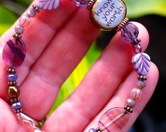 Pulsera inspiradora "Conoce tu valor" de estilo yoga zen bohemio con gema de fluorita púrpura, cristal checo, cerámica y cristal de tanzanita Swarovski.