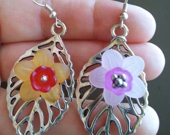 Pendientes largos estilo bohemio con hojas plateadas y narcisos envueltos en alambre morado o naranja/rojo. Pendientes/joyería estilo festival gitano.