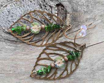 Bruja del Bosque ~ Pendientes largos de hoja/flor de diópsido cromado verde: Pendientes de piedras preciosas con cuentas de cristal checo, estilo elfo wiccano hippie bohemio, tienda australiana.