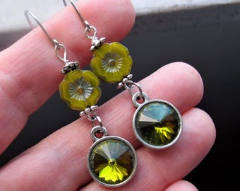 Pendientes cortos con flores de Swarovski verde oliva: pendientes bohemios con flores brillantes de cristal checo para fiesta, regalo para ella, tienda de vendedores australianos.