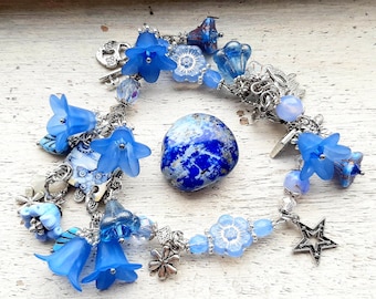 Pulsera mediana de 18-19 cm con flor azul aciano/vinca: ágata, cerámica, vidrio checo, pulsera con dije floral de lucita. Tienda australiana