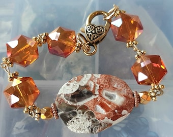 Pulsera OOAK de riolita: Pulsera llamativa de cristal checo naranja de tamaño mediano y grueso. Elegante pulsera artesanal de estilo terroso con un sutil brillo.