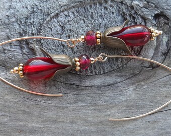 Pendientes largos, elegantes y chic con flores de color rojo rubí y fucsia hechos a mano: pendientes colgantes Pixie Cottagecore Boho, regalo para ella, tienda de vendedor australiano.