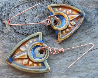 Pendientes largos de cerámica estilo bohemio con forma de flecha y ganchos de cobre hechos a mano. Regalo rústico tribal bohemio en verde y azul para ella. Vendedor australiano.