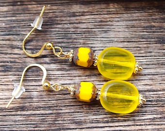 Pendientes colgantes de cristal checo amarillo brillante: joyería moderna y elegante para la oficina.