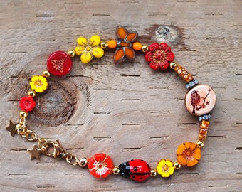 Handgjort Cottagecore-pärlarmband med blomsterträdgård: tjeckiskt glas, fågel, nyckelpiga, fjäril, bi.