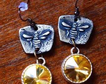 Pendientes de abeja de peltre hechos a mano: girasoles colgantes con cristales de Swarovski