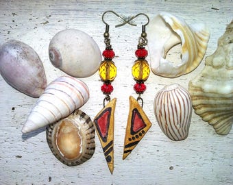 Pendientes tribales pintados a mano: joyería asimétrica de cerámica y cristal checo.