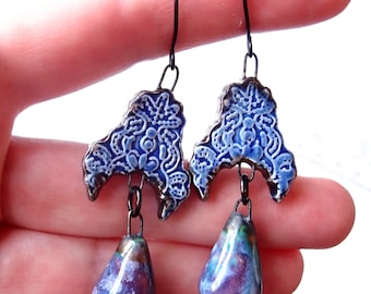 Pendientes colgantes de cerámica azul y morado: joyería bohemia marroquí hecha a mano.