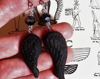Pendientes asimétricos hechos a mano con forma de alas de ángel negras: joyería gótica wicca.