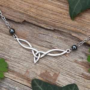 Fijne Keltische Triquetra Hematiet ketting, zilveren middeleeuwse doorweven knoop, heidense wicca, esoterische magische sieraden gotische zwarte heks, grijs