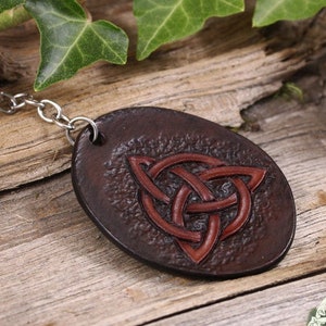 Llavero nudo celta en cuero marrón, hada accesorio medieval para hombre o mujer, cuero repujado, símbolo triquetra, llavero