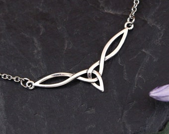 Collier celtique fin Triquetra argenté, bijou médiéval fantasy argenté, entrelacs wicca païen, rituel ésotérique gothique, sorcière, samhain