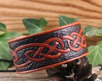 Bracelet médiéval en cuir noeud celtique, entrelacs infinis marron et brun, bijou mixte magie wicca païen, manchette féerique ou elfique