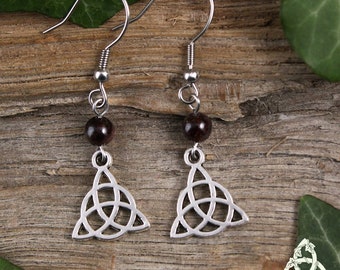 Boucles d'oreilles celtique Triquetra Grenat, bijou noeud entrelacs, argenté rouge foncé, médiéval féerique, gothique païen wicca ésotérisme