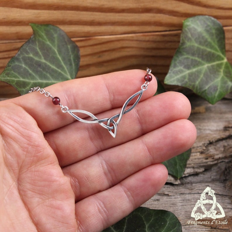 Collier celtique fin Triquetra Grenat, noeud entrelacs médiéval rouge argenté, wicca païen, bijou magie ésotérique gothique symbole sorcière image 2