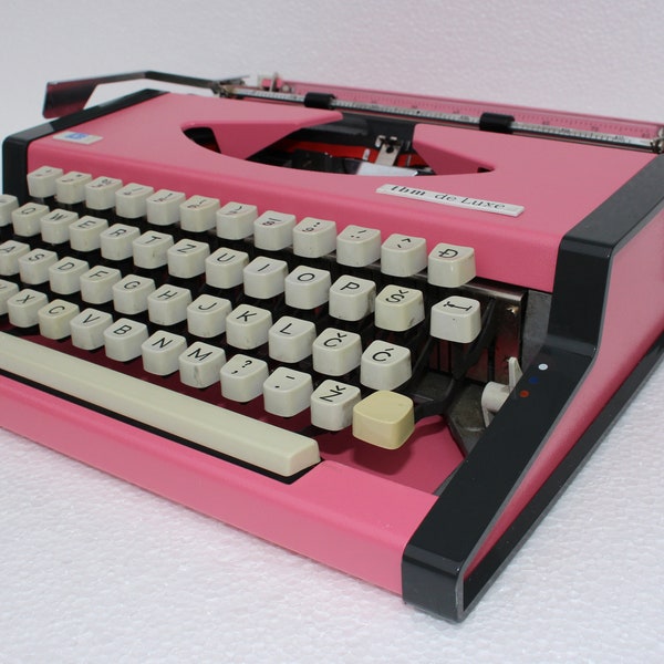 Vintage Pink Typewriter Unis TBM De Luxe / Olympia Traveller DeLuxe / Yugoslavia / 1970s