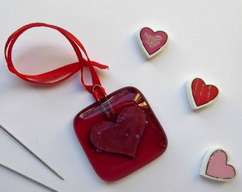 Red hanging heart decoration.Red heart fused glass suncatcher. Red glass love token, wedding favour, Valentine's gift or stocking filler