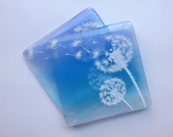 Fused glass flower coaster. Blue white dandelion fuses glass coaster. Blue flower fused glass drinks mat. Nature gift. Flower gift.